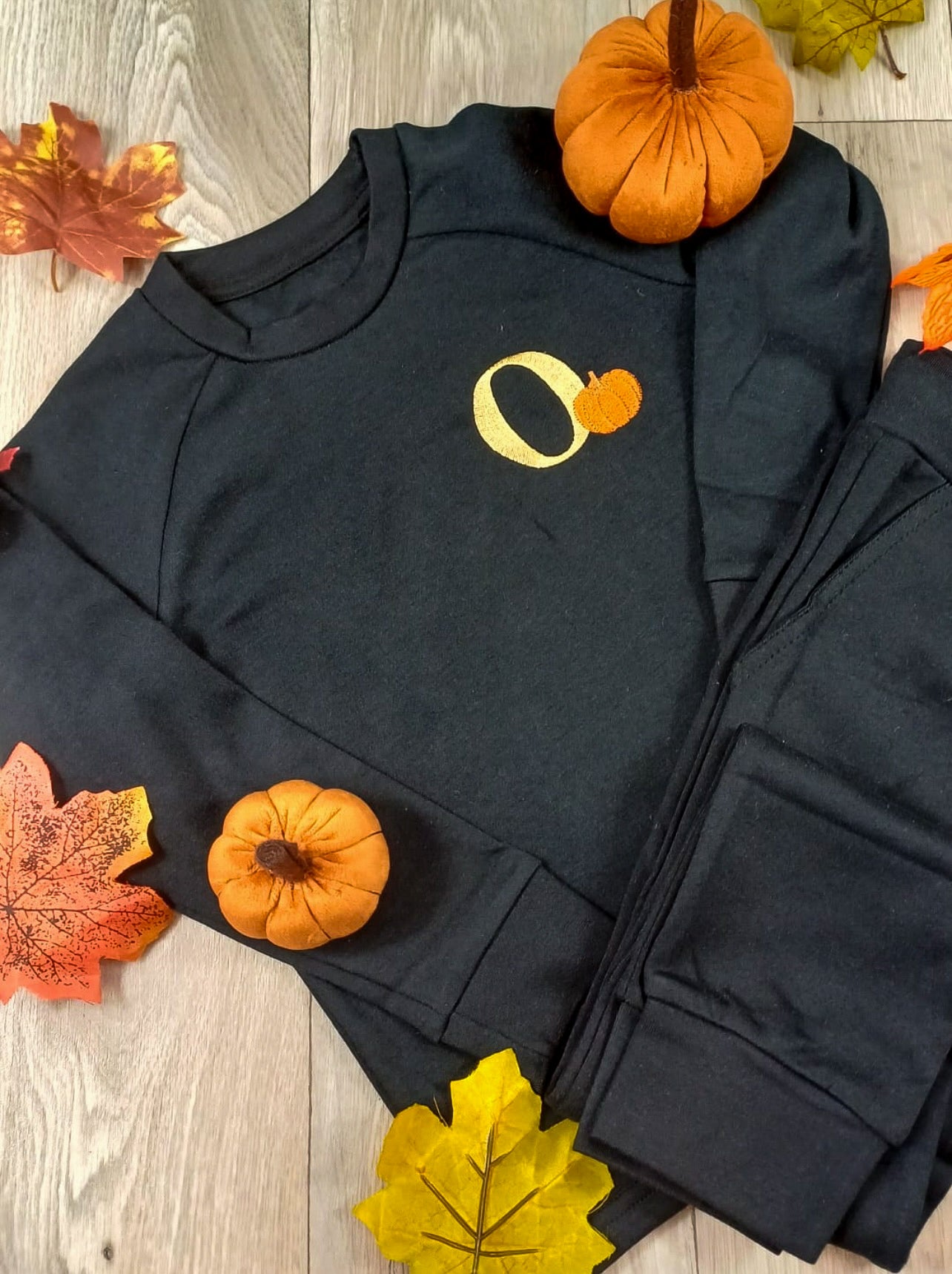 Black ribbed lounge with beige initial